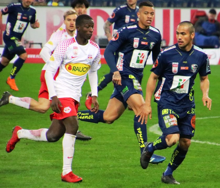 Red Bull Salzburg is trying to swing alone at the top of the Bundesliga play-off standings ahead of match day 5. The match will be held this weekend, precisely on Thursday (25/4) midnight against Wolfsberger AC. Currently they are the last participant who has not suffered defeat with 3 wins and 1 draw. The draw was just received last Sunday (21/4) at St Polten's cage; children must play with 10 people from the 3rd minute following Andreas Ulmer's red card. On the same day, Wolfsberger AC traveled to Turm Graz headquarters with a 1-2 victory. Their patience was fruitful because they had to wait until 73 minutes to equalize, and finally turned superior through Michael Liendl's penalty 4 minutes later. That is the 7th point for Wolfsberger AC in this phase, placing them as the closest competitor to the Salzburg Red Bulls. Strangely, the first win was also claimed in the away match, when it brought a score of 1-3 from the SKN St Poelten headquarters. Of course it was an early warning for the Red Bulls Salzburg, although they themselves managed to close 2 of this phase's home games with a score of 5-1 and 3-1 against Austria Wien and Sturm Graz. Red Bull Salzburg still has another advantage after it managed to score 3-0 when it hosted Wolfsberger AC as the host early last March, their 5th win in 6 meetings without losing. With these various advantages, it is only appropriate if they are favored for tomorrow's match. (hyt)