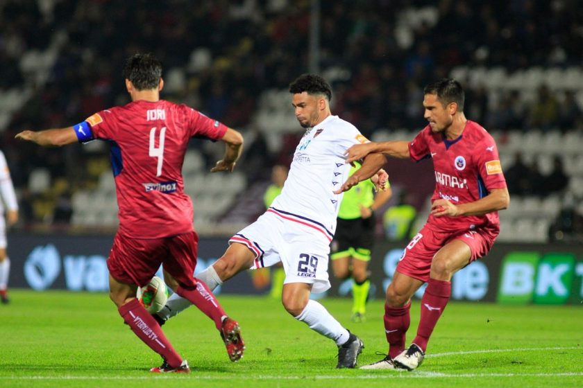 Status Cremonese: - Cremonese saat ini berdiri di peringkat 17 klasmen sementara Italian Serie B dengan torehan 27 poin. Dalam 25 ronde liga dimainkan mereka, Cremonese sudah mendapatkan 6 menang, 9 seri dan 10 kalah. - Cremonese memenangkan 1 laga dan mengoleksi 5 poin dari 6 laga terahkirnya di Italian Serie B, dalam periode tersebut mereka sudah mencetak 11 gol dan gawangnya terbobol 9 kali. - Sebagai tuan rumah, Cremonese sudah mendapatkan 5 menang, 4 seri dan 3 kalah dalam 12 laga berkandang. Rasio menang di markas mereka adalah 41.67%. Pada pertandingan kandang terakhir Cremonese, mereka melawan Cittadella dengan hasil 0-0. Status Empoli: - Empoli saat ini berdiri di peringkat 9 klasmen sementara Italian Serie B dengan torehan 36 poin. Dalam 26 ronde liga dimainkan mereka, Empoli sudah mendapatkan 9 menang, 9 seri dan 8 kalah. - Empoli memenangkan 4 laga dan mengoleksi 13 poin dari 6 laga terahkirnya di Italian Serie B, dalam periode tersebut mereka sudah mencetak 9 gol dan gawangnya terbobol 5 kali. - Sebagai tuan rumah, Empoli sudah mendapatkan 3 menang, 3 seri dan 6 kalah dalam 12 laga berkandang. Rasio menang di markas mereka adalah 25.00%. Pada pertandingan kandang terakhir Empoli, mereka melawan Pordenone Calcio SSD dengan hasil 0-0. Sejarah H2H & HDP: - Cremonese menang 1, seri 4 dan kalah 5 dalam 10 pertemuan terakhirnya kontra Empoli. Dalam pertemuan terakhir di kandang Empoli hasil skornya adalah 0-0.